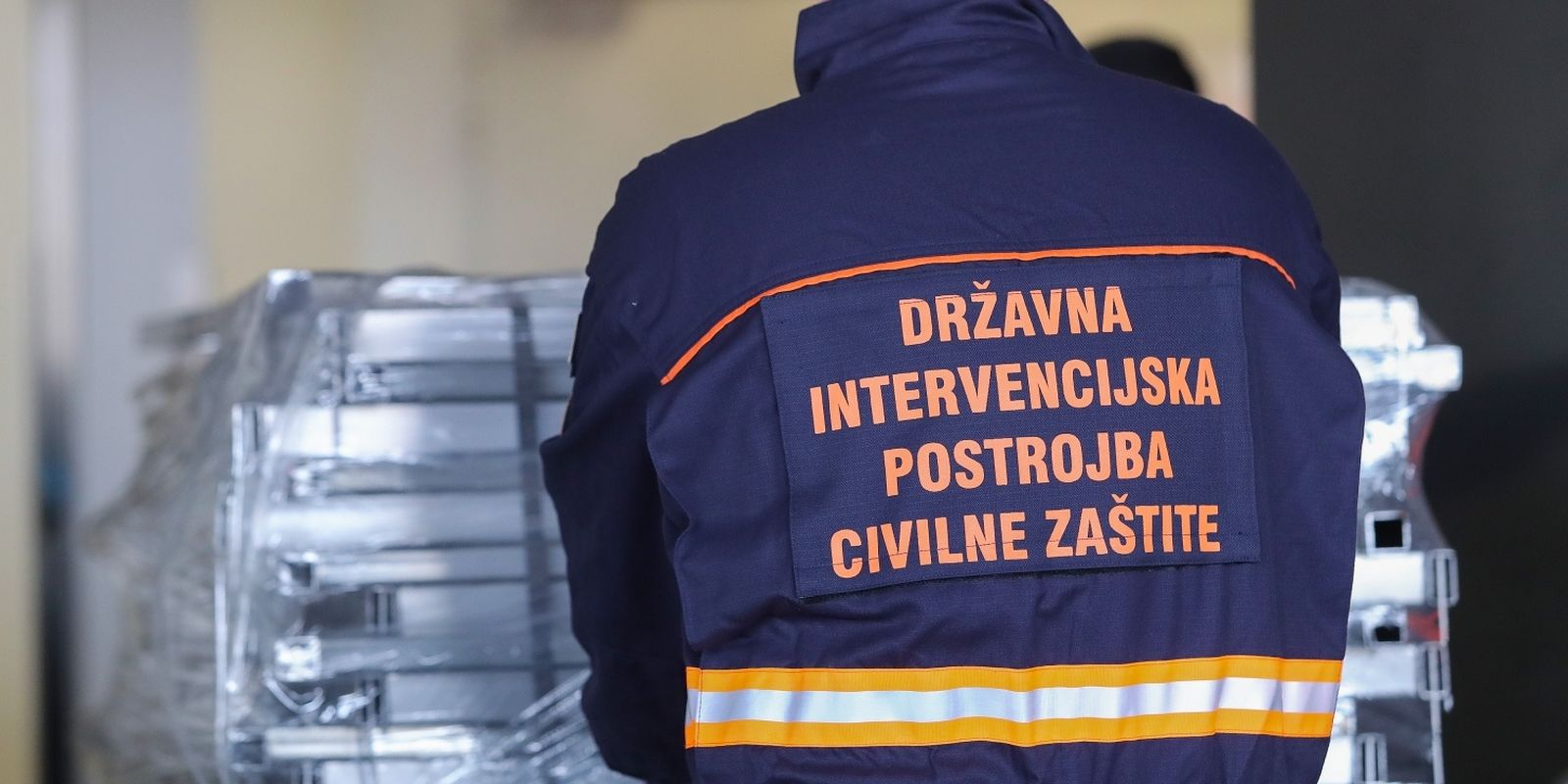 26.10.2020., Zagreb - Clanovi civilne zastite postavljaju krevete za oboljele od covida-19 u dvorani Arene Zagreb. Photo: Luka Stanzl/PIXSELL