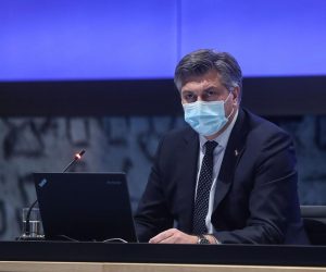 26.11.2020., Zagreb - Premjer Andrej Plenkovic na konferenciji za medije iznio je plan Vlade i Nacionalnog stozera civilne zastite o zatvaranju svih ugostiteljskih objekata, kafica i restorana zbog pandemije koronavirusa, te mnoge druge zabrane okupljanja. Najava novih mjera hrvatsku vodi u novi mini lockdown. 
Photo: Zeljko Lukunic/PIXSELL