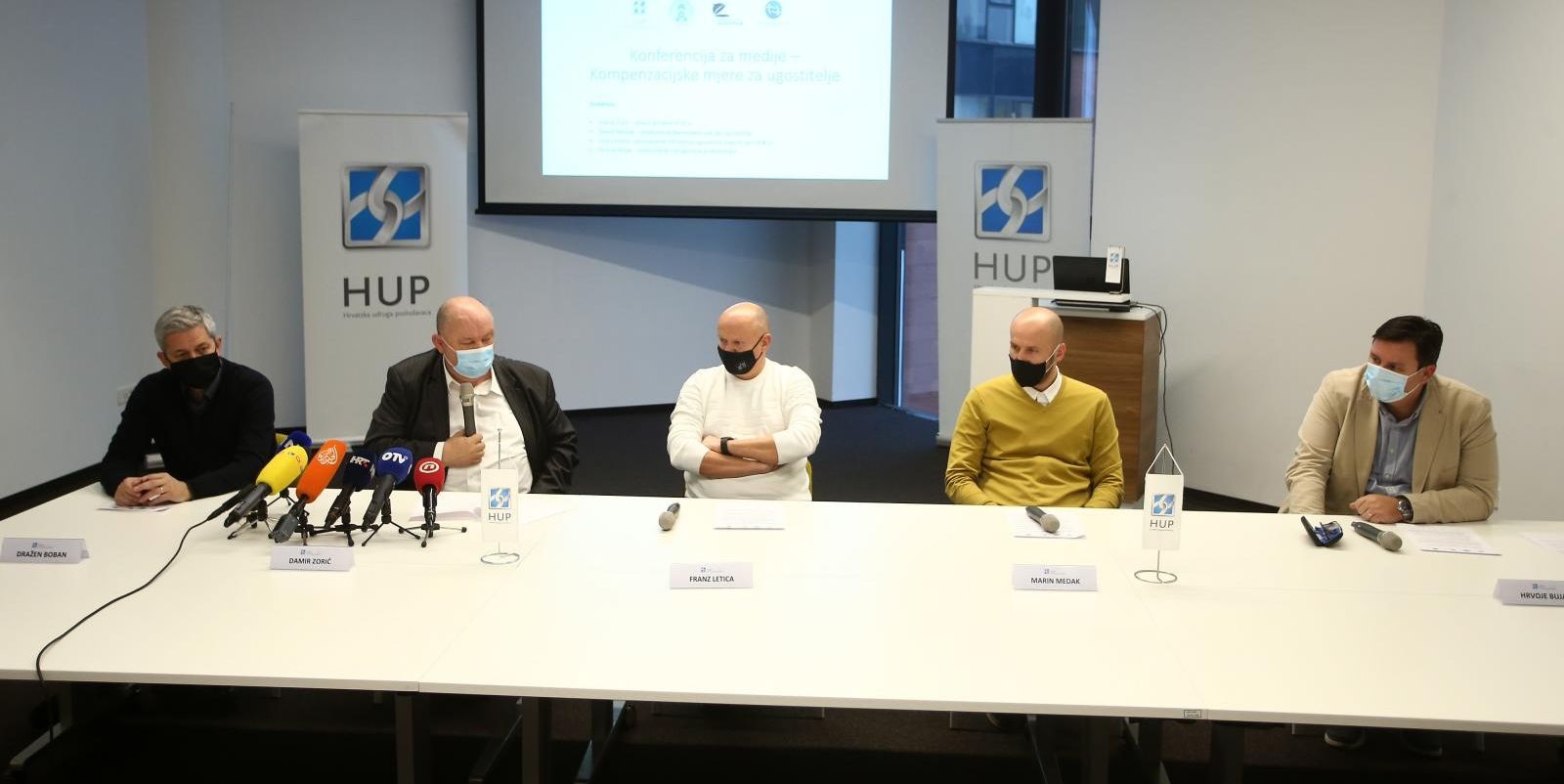 26.11.2020., Zagreb - Hrvatske udruge poslodavaca te drugih ugostiteljskih i poslodavackih udruzenja, na konferenciji za medije iznijeli prijedloge mjera kojima bi se ublazio ucinak zatvaranja poslovanja, zbog vladinih mjera suzbijanja epidemije koronavirusa koje se ticu ugostiteljstva. Na konferenciji za medije sudjelovali su predstavnici HUP-a, Nacionalne udruge ugostitelja, Udruzenja ugostitelja Zagreb i Udruge Glas poduzetnika.  Drazen Boban, Damir Zoric, Franz Letica, Marin Medak, Hrvoje Bujas. 
Photo: Matija Habljak/PIXSELL