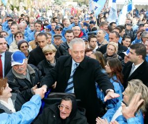 08.11.2007., Vrbovec - Jedan dan s predsjednikom stranke tijekom predizborne kampanje, Ivo Sanader (HDZ) u obilasku II. izborne jedinice.
Photo: Zeljko Lukunic/PIXSELL