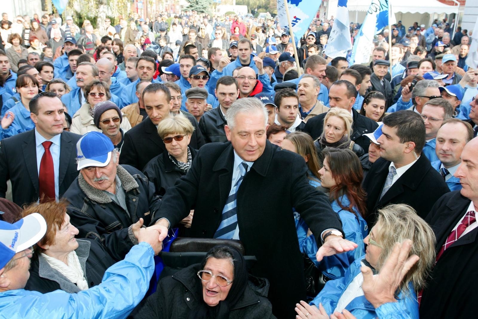 08.11.2007., Vrbovec - Jedan dan s predsjednikom stranke tijekom predizborne kampanje, Ivo Sanader (HDZ) u obilasku II. izborne jedinice.
Photo: Zeljko Lukunic/PIXSELL