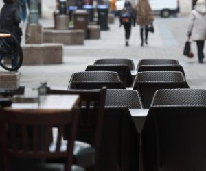 27.11.2020., Zagreb - Terase kafica zjape prazne bez obzira na mjere stozera, tek poneki hrabri gost odlucio se sjesti na 1 stupanj celzijus i popiti kavu jer od sutra su zatvoreni kafici i restorani do 21.12.
Photo: Marko Lukunic/PIXSELL