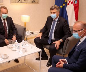 28.9.2020., Zagreb - Predsjednik Vlade Andrej Plenkovic sastao se sa zamjenicima predsjedavajuceg Doma naroda Parlamentarne skupstine Bosne i Hercegovine Draganom Covicem i Bakirom Izetbegovicem. Sastanku su prisustvovali i ministar vanjskih i europskih poslova Gordan Grlic Radman i ministrica vanjskih poslova Bosne i Hercegovine Bisera Turkovic. 
Photo: Goran Stanzl/PIXSELL