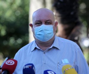 28.10.2020., Rijeka - Konferencija za medije clanova kriznog stozera Civilne zastite PGZ u parku KBC-a Rijeka. Nacelnik stozera Mladen Sculac, clanovi ravnatelj KBC-a Alen Ruzic, ravnatelj Doma zdravlja Vladimir Mozetic i epidemiolog Dobrica Roncevic.
Photo:Goran Kovacic/PIXSELL