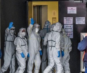 28.11.2020., Zagreb - Petnaest pacijenata srednje zivotne dobi, s laksim klinickim slikama koje zahtijevaju daljnje lijecenje kroz intervensku ili druge terapije, stizu iz tri bolnica u Arenu koja je postala covid-stacionar. 
Photo: Davorin Visnjic/PIXSELL