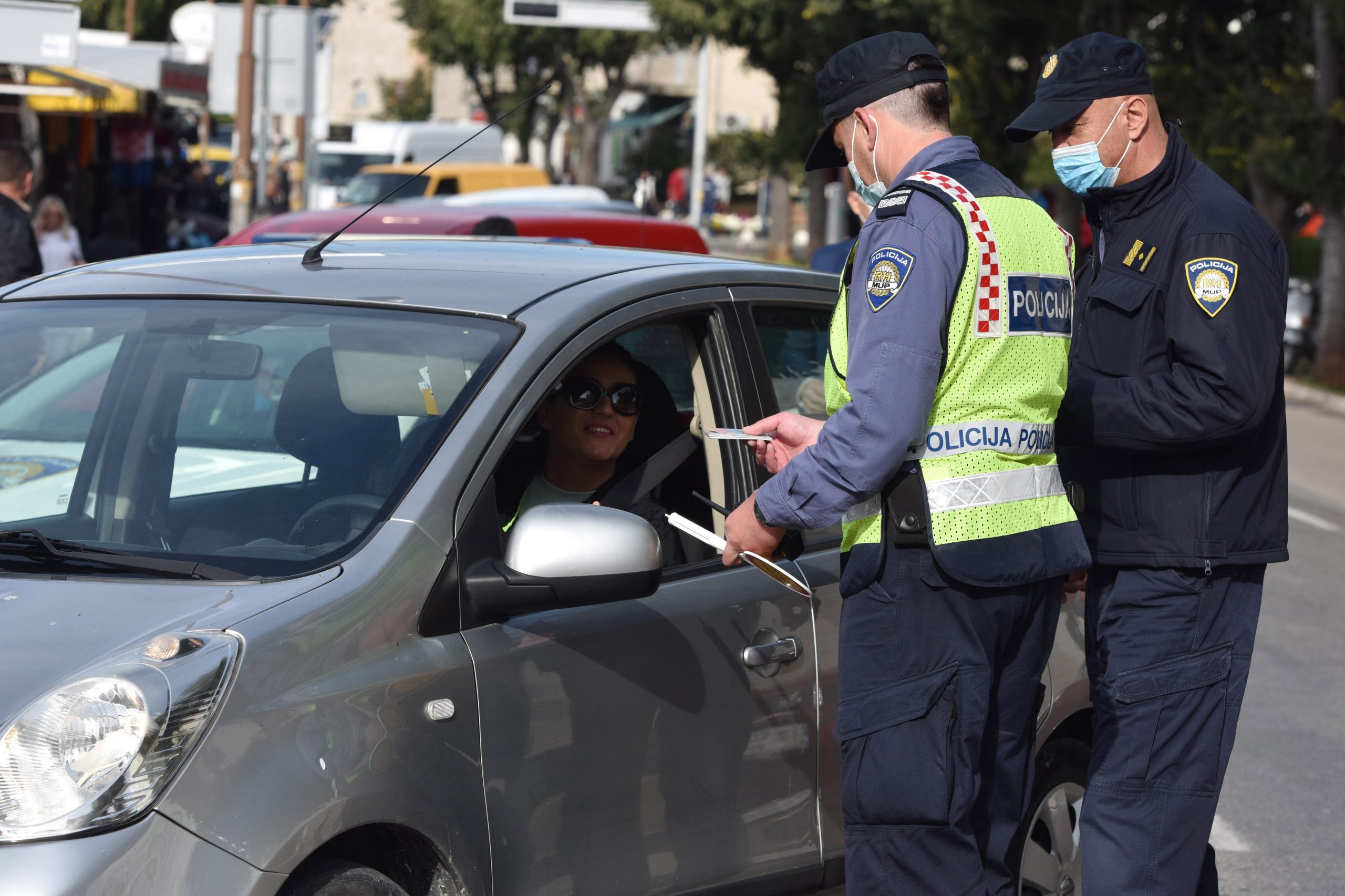 30.10.2020., Sibenik - Odjel za sigurnost cestovnog prometa Policijske uprave Sibensko-kninske u suradnji sa Gradom Sibenikom i TZ Sibenik organizirao je akciju Dan ljubaznosti u prometu, s ciljem poticanja tolerantnijih odnosa izmedju pjesaka i vozaca. Dvadeset vozaca koji su postovali prednost pjesaka nagradjani su od Ministarstva untarnjih poslova i TZ Grada Sibenika.
Photo: Hrvoje Jelavic/PIXSELL