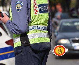 30.10.2020., Sibenik - Odjel za sigurnost cestovnog prometa Policijske uprave Sibensko-kninske u suradnji sa Gradom Sibenikom i TZ Sibenik organizirao je akciju Dan ljubaznosti u prometu, s ciljem poticanja tolerantnijih odnosa izmedju pjesaka i vozaca. Dvadeset vozaca koji su postovali prednost pjesaka nagradjani su od Ministarstva untarnjih poslova i TZ Grada Sibenika.
Photo: Hrvoje Jelavic/PIXSELL