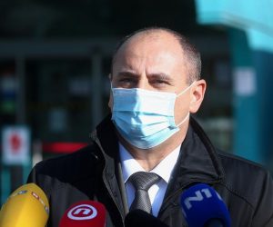 30.10.2020., Zagreb - Ispred KB Dubrava odrzava se prosvjed lijecnika i medicinskih sestara zbog cinjenice da su jedina covid bolnica u Hrvatskoj. Smatraju da je stanje neizdrzivo i da bi se teret trebao prerasporediti i na druge bolnice u Zagrebu. Silvio Basic.
Photo: Matija Habljak/PIXSELL