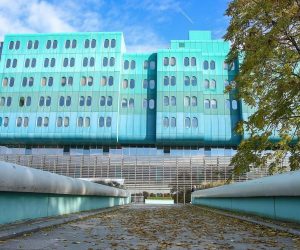 30.10.2020., Zagreb - Ispred KB Dubrava odrzava se prosvjed lijecnika i medicinskih sestara zbog cinjenice da su jedina covid bolnica u Hrvatskoj. Smatraju da je stanje neizdrzivo i da bi se teret trebao prerasporediti i na druge bolnice u Zagrebu.
Photo: Matija Habljak/PIXSELL