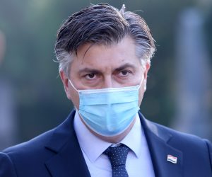 31.10.2020., Zagreb - U prigodi blagdana Svih svetih, predsjednik Vlade Andrej Plenkovic sa suradnicima polozio je vijence i zapaliio svijece na Gradskom groblju Mirogoj. Photo: Marko Prpic/PIXSELL