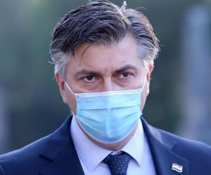 31.10.2020., Zagreb - U prigodi blagdana Svih svetih, predsjednik Vlade Andrej Plenkovic sa suradnicima polozio je vijence i zapaliio svijece na Gradskom groblju Mirogoj. Photo: Marko Prpic/PIXSELL