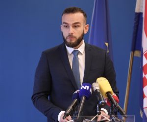 20.11.2020., Zagreb - U povodu obiljezavanja Medjunarodnog dana prava djeteta, ministar rada, mirovinskog sustava, obitelji i socijalne politike Josip Aladrovic dodijelio je Godisnju nagradu za promicanje prava djeteta te Nagradu za zivotno djelo. Godisnju nagradu za promicanje prava djeteta dobile su Ivana Medic, uciteljica razredne nastave OS Vladimir Nazor iz Nevidjana i Martina Brajdic Manojlovic, ravnateljica Doma za odgoj djece i mladezi Karlovac. Nagrada za zivotno djelo bila je urucena umirovljenoj profesorici Sonji Borovcak, dopredsjednici Saveza drustva Nasa djeca Hrvatske. Medjunarodni dan prava djeteta obiljezava se na dan prihvacanja Konvencije o pravima djeteta. Josip Aladrovic. 
Photo: Tomislav Miletic/PIXSELL