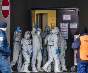 28.11.2020., Zagreb - Petnaest pacijenata srednje zivotne dobi, s laksim klinickim slikama koje zahtijevaju daljnje lijecenje kroz intervensku ili druge terapije, stizu iz tri bolnica u Arenu koja je postala covid-stacionar. 
Photo: Davorin Visnjic/PIXSELL