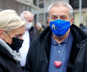 Zagreb, 28.11.2020 - Gradonačelnik Grada Zagreba Milan Bandić pridružio se članovima Udruženja obrtnika Grada Zagreba koji će na simboličan način označiti početak Adventa u Zagrebu.
Na fotografiji Milan Bandić.
foto HINA/ Edvard ŠUŠAK/ es
