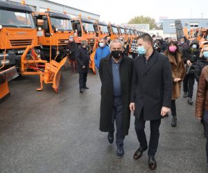 Zagreb, 16.11.2020 - Gradonačelnik Zagreba Milan Bandić u Bazi zimske službe Žitnjak, prisustvovao je tradicionalnoj svečanoj smotri vozila i opreme Zimske službe uoči početka rada Službe. Na fotografiji Milan Bandić, Dragan Perić.
foto HINA/ Admir BULJUBAŠIĆ/ abu