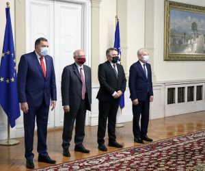 Sarajevo, 21.11.2020.- Potpredsjednik Europske komisije i visoki povjerenik EU za vanjsku politiku Josep Borrell sastao se u Sarajevu s èlanovima Predsjednitva BiH. Borrell je u Sarajevo doputovao u povodu obiljeavanja èetvrt stoljeæa od zakljuèenja Daytonskog sporazuma. Na slici Milorad Dodik, Josep Borrell, eljko Komiæ i efik Daferoviæ.  
foto HINA/ FENA/Hazim Aljoviæ/ ua