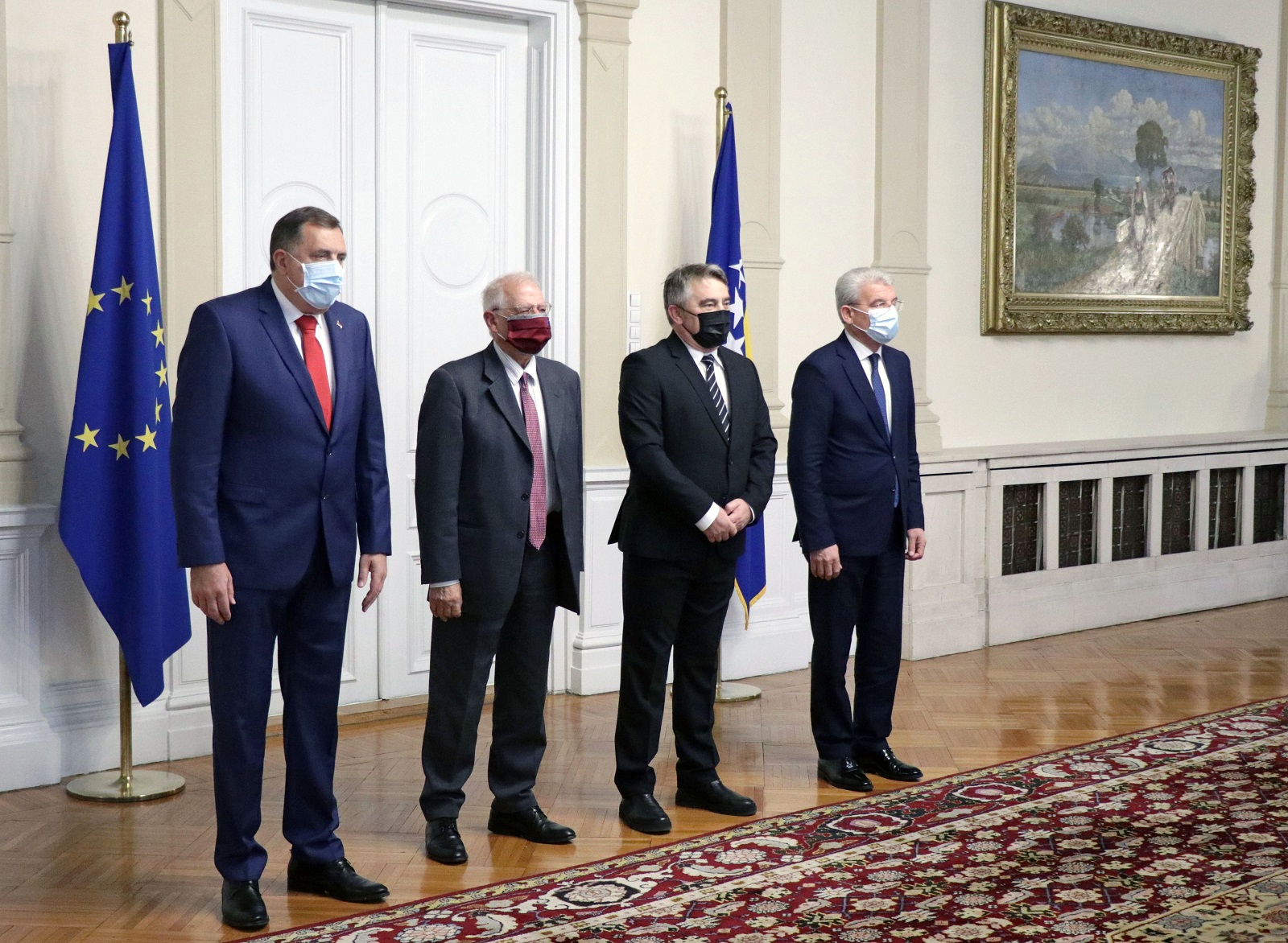 Sarajevo, 21.11.2020.- Potpredsjednik Europske komisije i visoki povjerenik EU za vanjsku politiku Josep Borrell sastao se u Sarajevu s èlanovima Predsjednitva BiH. Borrell je u Sarajevo doputovao u povodu obiljeavanja èetvrt stoljeæa od zakljuèenja Daytonskog sporazuma. Na slici Milorad Dodik, Josep Borrell, eljko Komiæ i efik Daferoviæ.  
foto HINA/ FENA/Hazim Aljoviæ/ ua