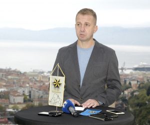 Rijeka, 12.11.2020. - Na konferenciji za medije Unije Kvarnera na Trsatskoj gradini održanoj u četvrtak medijima se obratio Marko Boras Mandić, predsjednik Unije Kvarnera na temu "Stožer civilne zaštite i politika". Na slici Marko Boras Mandić.
foto HINA/ Miljenko KLEPAC/ mk