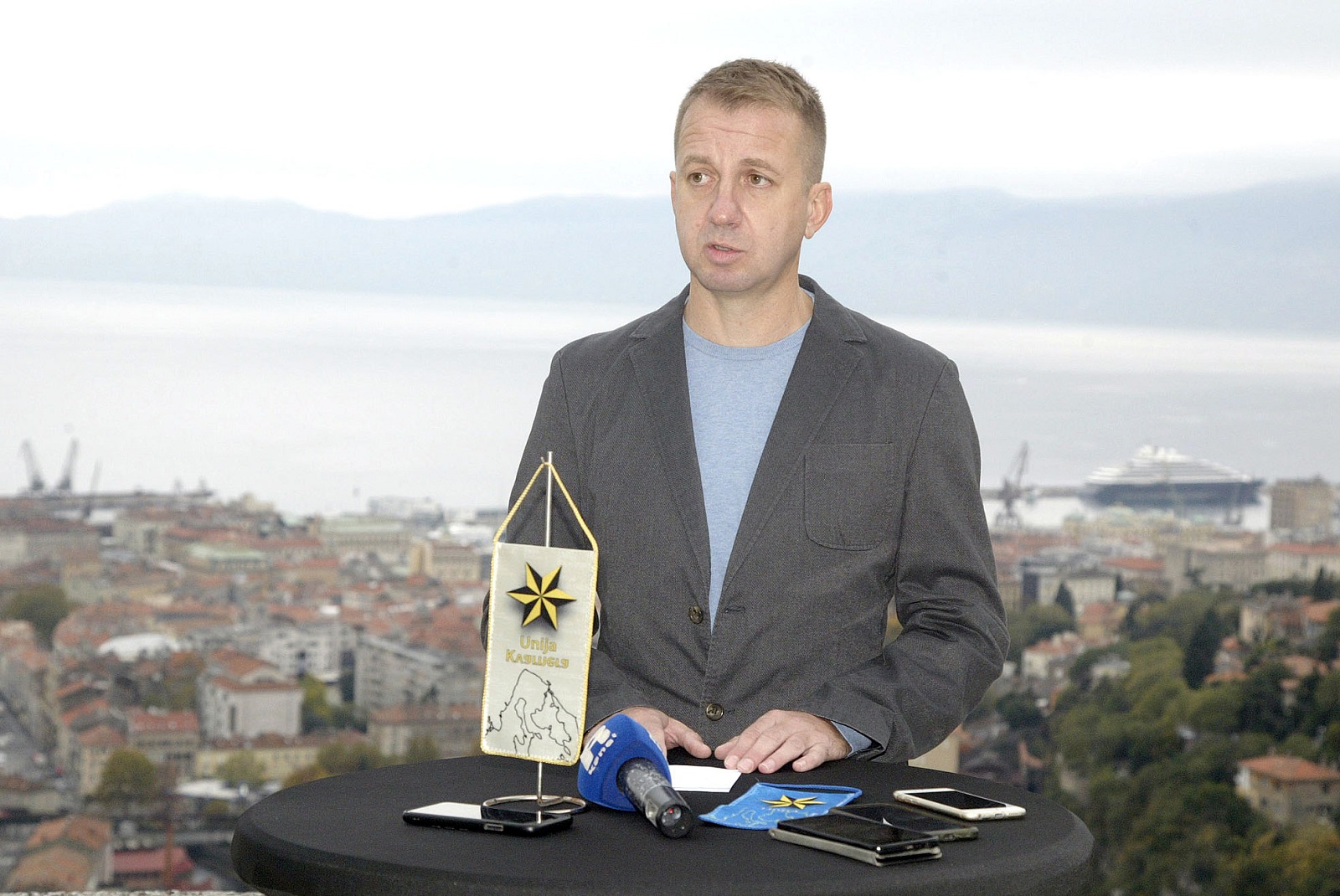 Rijeka, 12.11.2020. - Na konferenciji za medije Unije Kvarnera na Trsatskoj gradini održanoj u četvrtak medijima se obratio Marko Boras Mandić, predsjednik Unije Kvarnera na temu "Stožer civilne zaštite i politika". Na slici Marko Boras Mandić.
foto HINA/ Miljenko KLEPAC/ mk