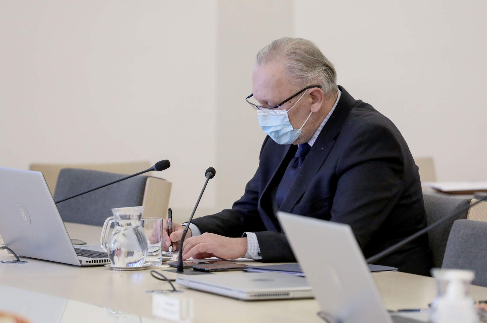 Zagreb, 30.11.2020 -  Sjednica Vlade RH koju je premiejr Andrej Plenković, koji se nalazi u samoizolaciji, vodio online. Na fotografiji Davor Božinović.
foto HINA/ Admir BULJUBAŠIĆ/ abu