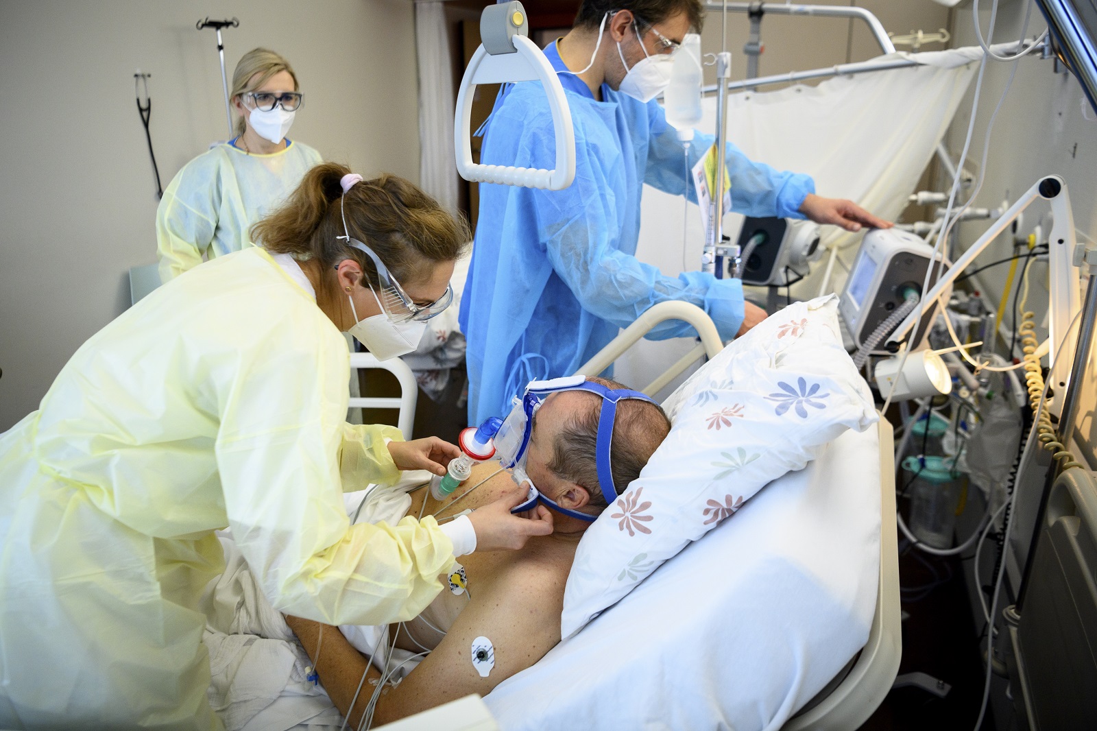 epa08800418 Medical workers treat a patient with Covid-19 in the Covid-19 temporary unit for non-invasive ventilation at the hospital Reseau Hospitalier Neuchatelois (RHNe) Pourtales site during the coronavirus disease (COVID-19) outbreak, in Neuchatel, Switzerland, 05 November 2020. Switzerland as many countries in Europe impose more coronavirus restrictions as cases of Covid-19 patients spike in a second wave of pandemic.  EPA/LAURENT GILLIERON