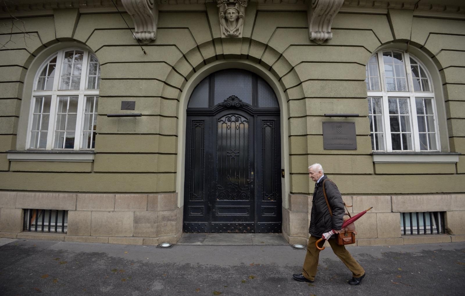 12.11.2013., Zagreb - Policija je jutros uhitila Nadana Vidosevica pod sumnjom da je zloupotrijebio polozaj i ovlasti u aferi izvlacenja 32 milijuna kuna iz Hrvatske gospodarske komore. Inspektori pretrazuju ured u komori.
Photo: Marko Lukunic/PIXSELL