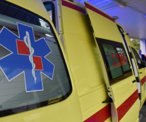 07.10.2020., Sibenik - Zupan Goran Pauk predao je kljuceve novoga sanitetskog vozila ravnatelju Tomislavu Jukicu. Rijec je o vozilu marke WW TRANSPORTER 6.1 FURGON PLUS ukupne vrijednosti 491.212,50 kn koje ce biti rasporedjeno u Knin.
Photo: Hrvoje Jelavic/PIXSELL