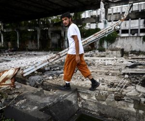 23.09.2020., Bihac, Bosna i Hercegovina - Veliki broj migranata nalazi se na ulicama Bihaca. Najvise ih je medju rusevinama bivse tvornice Krajina-metal udaljene svega nekoliko kilometara od centra grada. Migranti kazu kako ih Bihacka policija svakodnevno maltretira, dolaze do njih, tuku ih i otimaju novac i telefone.
Photo: Armin Durgut/PIXSELL