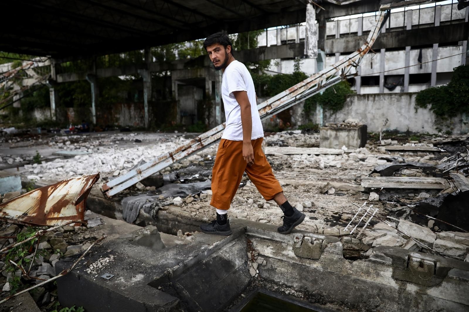 23.09.2020., Bihac, Bosna i Hercegovina - Veliki broj migranata nalazi se na ulicama Bihaca. Najvise ih je medju rusevinama bivse tvornice Krajina-metal udaljene svega nekoliko kilometara od centra grada. Migranti kazu kako ih Bihacka policija svakodnevno maltretira, dolaze do njih, tuku ih i otimaju novac i telefone.
Photo: Armin Durgut/PIXSELL