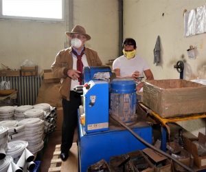 Karlovac, 03.11.2020 - Isusovaèka sluba za izbjeglice  JRS kao provedbeni partner Ministarstva unutarnjih poslova i Vlade RH privodi kraju projekt integracije osoba pod meðunarodnom zatitom preseljenih iz Turske, te integracije i zbrinjavanja osoba po osnovi drugih oblika solidarnosti s dravama èlanicama Europske unije u sklopu kojega je Karlovac postao srdaèan grad domaæin za novi poèetak sirijskim izbjeglièkim obiteljima. Tvrtka Iv-er-kontex-vatrogasne cijevi d.o.o koja zapoljava nekoliko osoba pristiglih u Karlovac putem programa preseljenja izbjeglica iz Sirije.
foto HINA/ Mladen VOLARIÆ/ ik