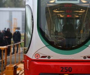 Zagreb, 09.11.2020 - Predstavljanje Končarevog niskopodnog električnog tramvaja prije isporuke u latvijski grad Liepaju, prvog od ukupno 12 ugovorenih tramvaja za latvijskog kupca. Na fotografiji niskopodni električni tramvaj. foto HINA/ Daniel Kasap/ dk