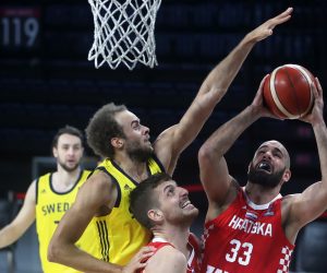 epaselect epa08851640 Denzel Andersson (L) of Sweden in action against Croatian players Antonio Vrankovic (C) and Zeljko Sakic (R) during the FIBA Eurobasket 2022 qualification basketball match between Sweden and Croatia at Sinan Erdem Arena in Istanbul, Turkey, 29 November 2020.  EPA/ERDEM SAHIN