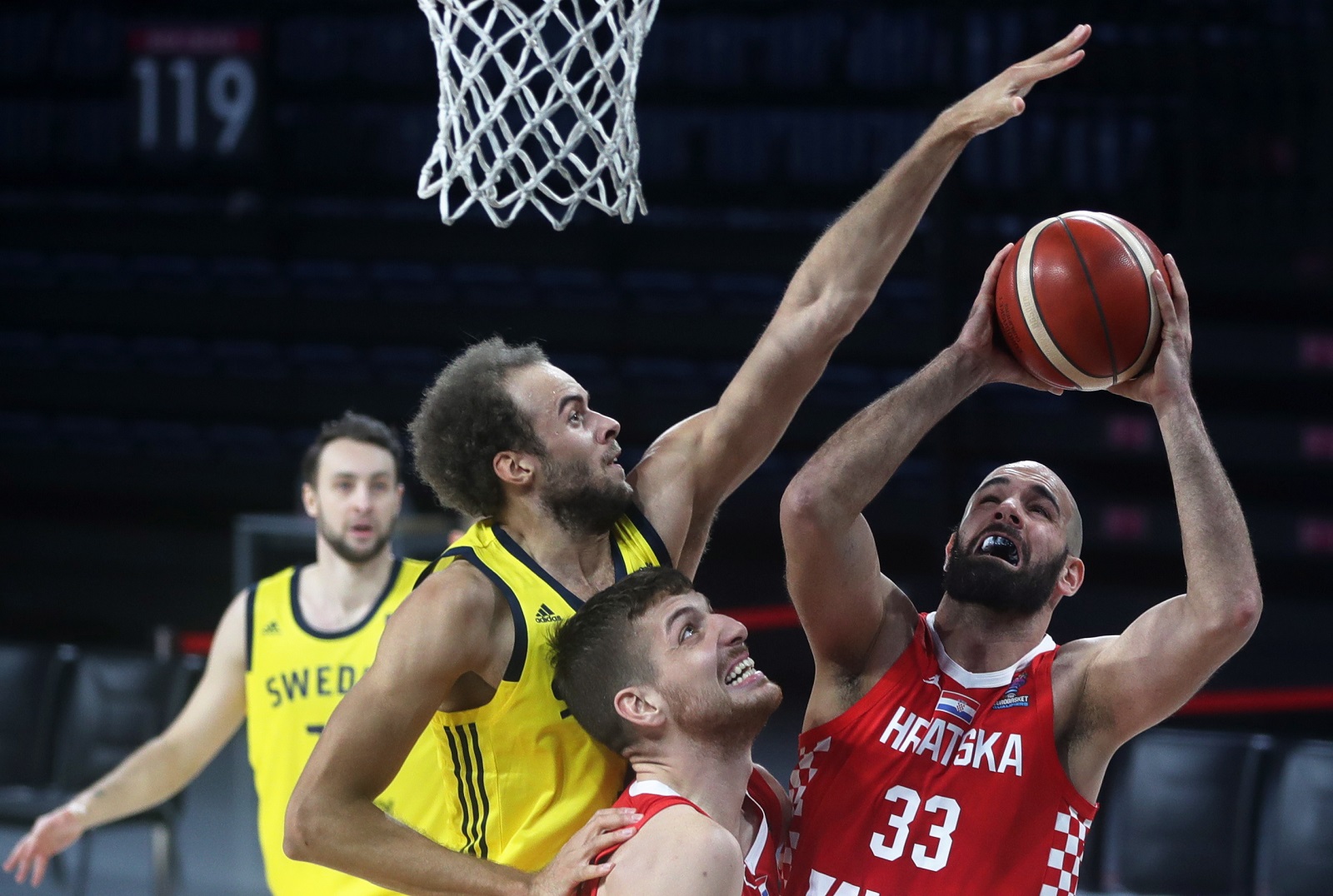 epaselect epa08851640 Denzel Andersson (L) of Sweden in action against Croatian players Antonio Vrankovic (C) and Zeljko Sakic (R) during the FIBA Eurobasket 2022 qualification basketball match between Sweden and Croatia at Sinan Erdem Arena in Istanbul, Turkey, 29 November 2020.  EPA/ERDEM SAHIN