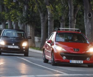 01.11.2020., Sibenik - Prema zakonu o cestovnom prometu sva vozila moraju imati upaljena svjetla i po danu od 01.studenoga(od danas). Kazna za nekoristenje svjetala u Hrvatskoj je 300 kuna. 
Photo: Hrvoje Jelavic/PIXSELL