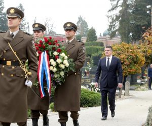 30.10.2020., Zagreb - Predsjednik Republike Zoran Milanovic polozio je vijenac i zapalio svijecu kod Sredisnjeg kriza u Aleji poginulih hrvatskih branitelja na gradskom groblju Mirogoj u Zagrebu povodom blagdana Svih svetih. 
Photo: Goran Stanzl/PIXSELL