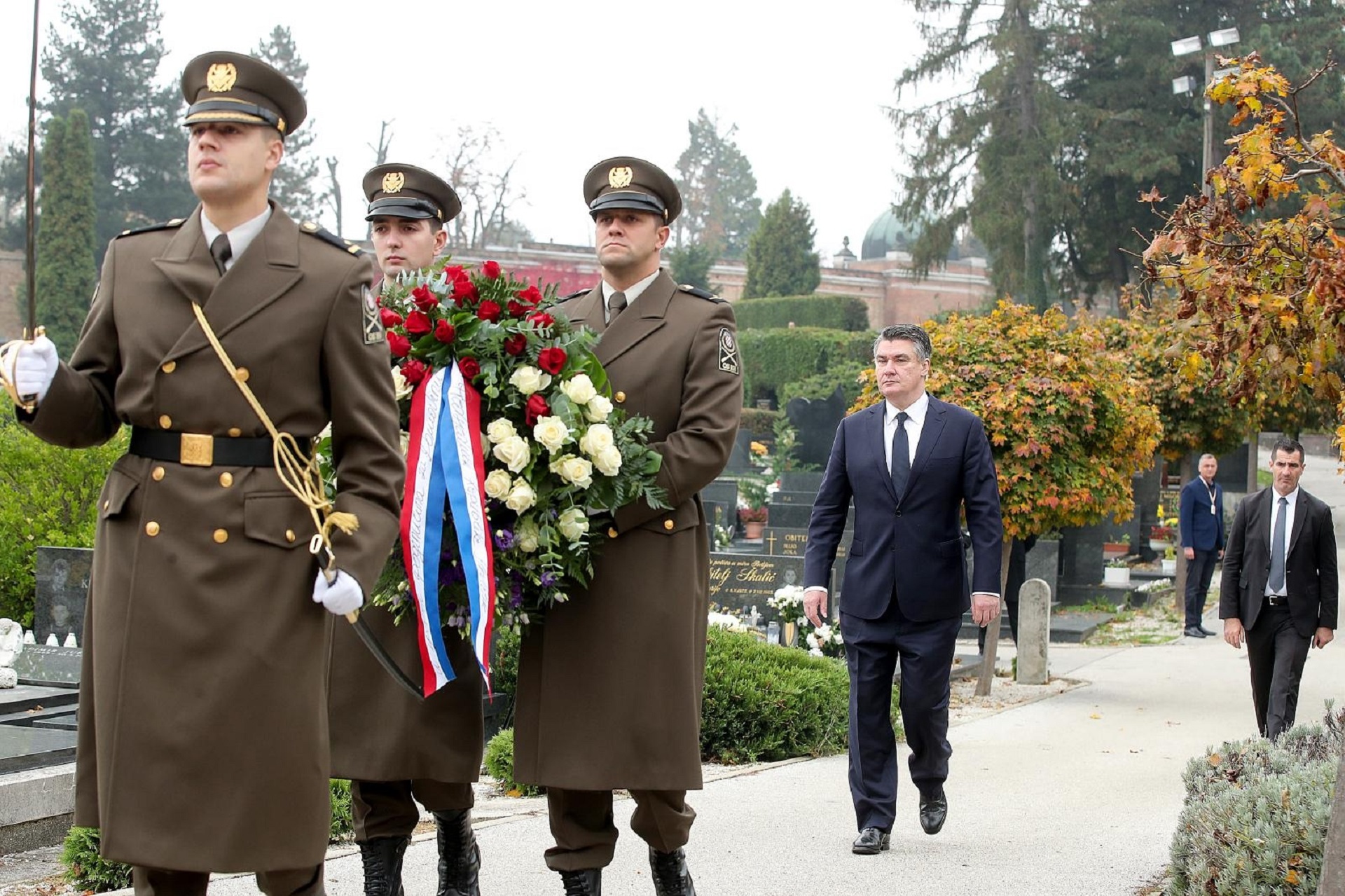 30.10.2020., Zagreb - Predsjednik Republike Zoran Milanovic polozio je vijenac i zapalio svijecu kod Sredisnjeg kriza u Aleji poginulih hrvatskih branitelja na gradskom groblju Mirogoj u Zagrebu povodom blagdana Svih svetih. 
Photo: Goran Stanzl/PIXSELL