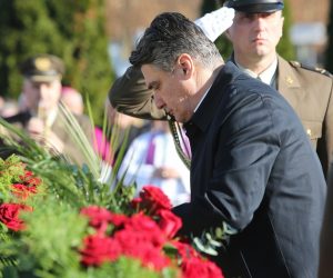 18.11.2015., Vukovar - Dan sjecanja na zrtvu Vukovara 1991.-2015. "Vukovar - mjesto posebnog pijeteta". Kolonom sjecanja od vukovarske bolnice do memorijalnog groblja odaje se pocast Gradu Heroju, njegovoj zrtvi i stanovnicima tog grada.Polaganje vijenaca na mamorijalnom groblju. Zoran Milanovic.
Photo: Marko Mrkonjic/PIXSELL