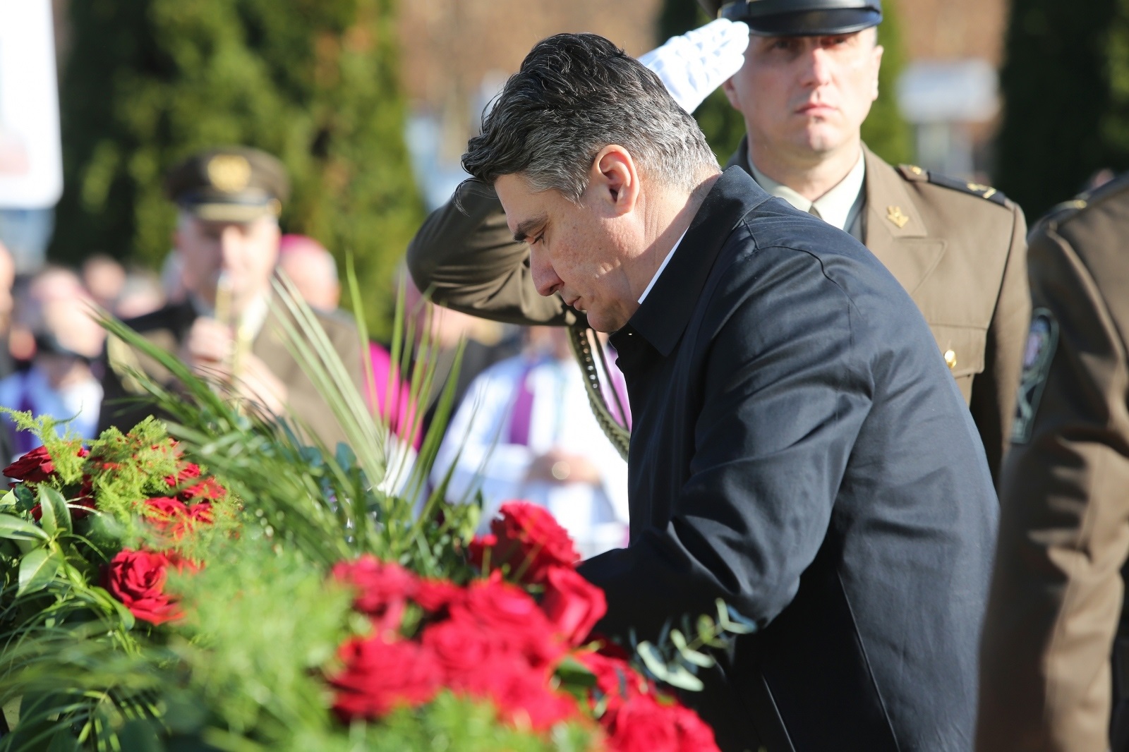 18.11.2015., Vukovar - Dan sjecanja na zrtvu Vukovara 1991.-2015. "Vukovar - mjesto posebnog pijeteta". Kolonom sjecanja od vukovarske bolnice do memorijalnog groblja odaje se pocast Gradu Heroju, njegovoj zrtvi i stanovnicima tog grada.Polaganje vijenaca na mamorijalnom groblju. Zoran Milanovic.
Photo: Marko Mrkonjic/PIXSELL