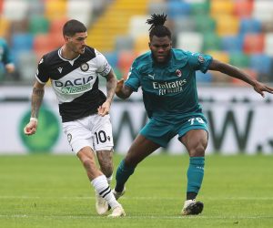 epa08790478 Udinese's Rodrigo De Paul (L) and Milan’s Franck Kessie in action during the Italian Serie A soccer match Udinese Calcio vs AC Milan at the Friuli - Dacia Arena stadium in Udine, Italy, 01 November 2020.  EPA/GABRIELE MENIS