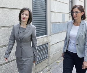 29.09.2020., Zagreb - U Slovenskoj ulici odrzan je performans na kojem su saborske zastupnice Dalija Oreskovic i Marijana Puljak svecano postavile plocu Ureda predsjednika Republike Hrvatske na prostor "Kluba Dragana Kovacevica" u Zagrebu. Photo: Patrik Macek/PIXSELL