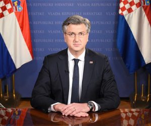 Zagreb, 27.11.2020. - Premijer Andrej Plenković obratio se javnosti oči sutrašnjeg stupanja na snagu novih epidemioloških mjera protiv Covida-19, naglasivši da je zbog globalne pandemije i Hrvatska prilagođavala svoje društvene aktivnosti, gospodarstvo i upravljanje da bi zaštitila zdravlje i živote građana. foto HINA/ Vlada RH/ ml