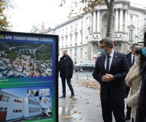 Zagreb, 16.11.2020. - Predsjednik Vlade Andrej Plenković obišao je izložbu "EU fondovi mijenjaju Hrvatsku", izložbu fotografija EU projekata .U pratnji predsjednika Vlade bio je ministar vanjskih poslova Gordan Grlić Radman i ministrica regionalnog razvoja i fondova Europske unije Nataša Tramišak. foto HINA/ Tomislav PAVLEK/ tp