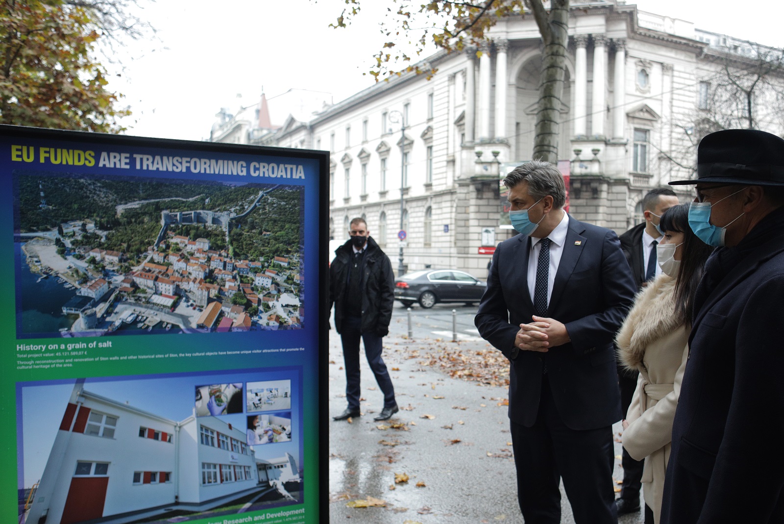 Zagreb, 16.11.2020. - Predsjednik Vlade Andrej Plenković obišao je izložbu "EU fondovi mijenjaju Hrvatsku", izložbu fotografija EU projekata .U pratnji predsjednika Vlade bio je ministar vanjskih poslova Gordan Grlić Radman i ministrica regionalnog razvoja i fondova Europske unije Nataša Tramišak. foto HINA/ Tomislav PAVLEK/ tp