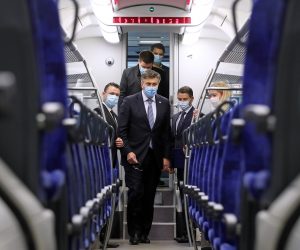 Zagreb, 17.11.2020 - Predstavnici H Putnickog prijevoza i Koncar - Elektricnih vozila potpisali su ugovor o kupoprodaji 21 elektromotornog vlaka, cija je ukupna vrijednost  844,7 milijuna kuna (bez PDV-a). Novi vlakovi financiraju se iz Operativnog programa Konkurentnost i kohezija 2014. - 2020. u sklopu projekta Obnova voznog parka H Putnickog prijevoza novim elektromotornim vlakovima. Na slici predsjednik Uprave H Putnickog prijevoza eljko Ukic, predsjednik Uprave Koncar - Elektricnih vozila Josip Ninic, predsjednik Vlade Andrej Plenkovic i ministar mora, prometa i infrastrukture Oleg Butkovic u obilasku vlaka.
foto HINA/ Damir SENCAR/ ds