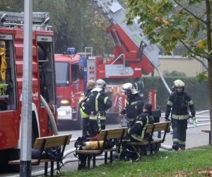 02.11.2020., Zagreb - Intervencija vatrogasaca radi pozara na krovu na Osnovne skole Mato Lovrak u zagrebackoj Dubravi. 

Photo: Patrik Macek/PIXSELL