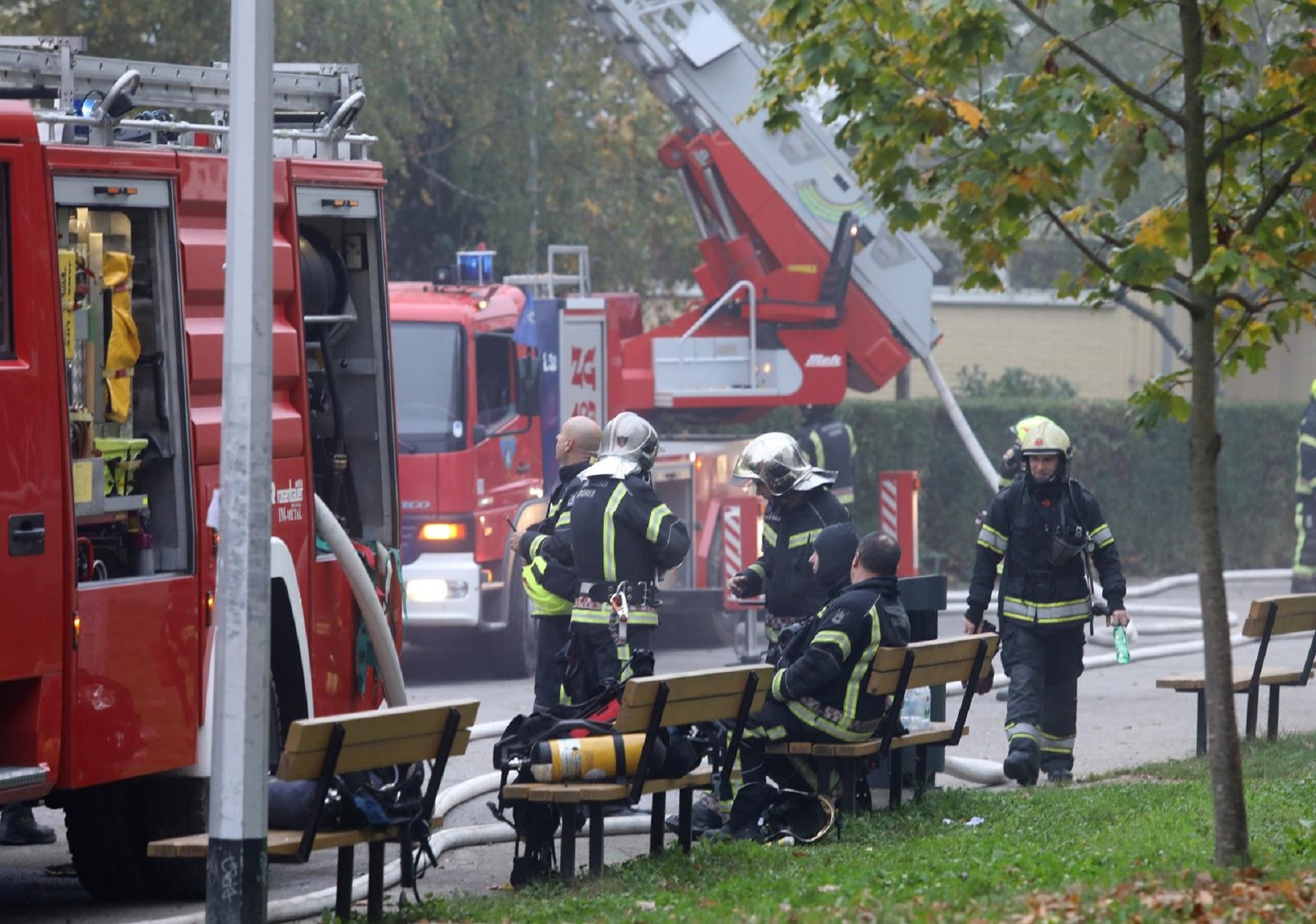 02.11.2020., Zagreb - Intervencija vatrogasaca radi pozara na krovu na Osnovne skole Mato Lovrak u zagrebackoj Dubravi. 

Photo: Patrik Macek/PIXSELL