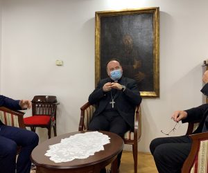 Mostar, 27.11.2020. - Hrvatski ministar vanjskih i europskih poslova Gordan Grlić Radman rekao je u petak za posjeta Mostaru da Hrvatska podržava stabilnu i funkcionalnu BiH kao zajednicu triju ravnopravnih konstitutivnih naroda i najavio potporu projektima Hrvata i tamošnje katoličke Crkve. Grlić Radman susreo se u petak navečer s mostarsko-duvanjskim biskupom i trajnim upraviteljem trebinjsko-mrkanskim mons. Petrom Palićem te je obišao Biskupijski centar čiju je izgradnju financirala i vlada Republike Hrvatske.
foto HINA/ Zoran KREŠIĆ/ ml
