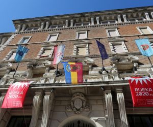 06.06.2020., Rijeka - Povijesna rijecka crveno zuto plava zastava, sa grbom dvoglavim orlom, izvjesena je na procelju zgrade  Grada Rijeke, a uskoro postaje sluzbena svecana zastava Grada Rijeke. Na danasnji dan prije 359 godina Rijeka je dobila sadasnji gradski grb iz kojeg proizlaze i boje povijesne gradske zastave.
Photo: Goran Kovacic/PIXSELL