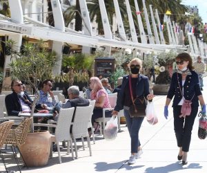 07.05.2020., Split - Centar grada na blagdan sv. Dujma. Velik broj gradjana iskoristio dan za setnju i boravak na otvorenom. Poneki su i zaboravili na opasnost od korone. Splitska riva.
Photo: Ivo Cagalj/PIXSELL