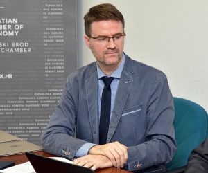 16.12.2019., Slavonski Brod, Dodjela nagrada Zlatna kuna najuspjesnijim zupanijskim tvrtkama. Dobitnici su Mato Sigurnjak, tvrtka Sigmat u kategoriji mala tvrtka, Mato Vladic, tvrtka Decospan u kjategoriji srednjih i Zeljko Cugura, tvrtka Montaza u kategoriji velika tvrtka. Na slici: Zvonimir Savic, HGK
Photo: Ivica Galovic/PIXSELL